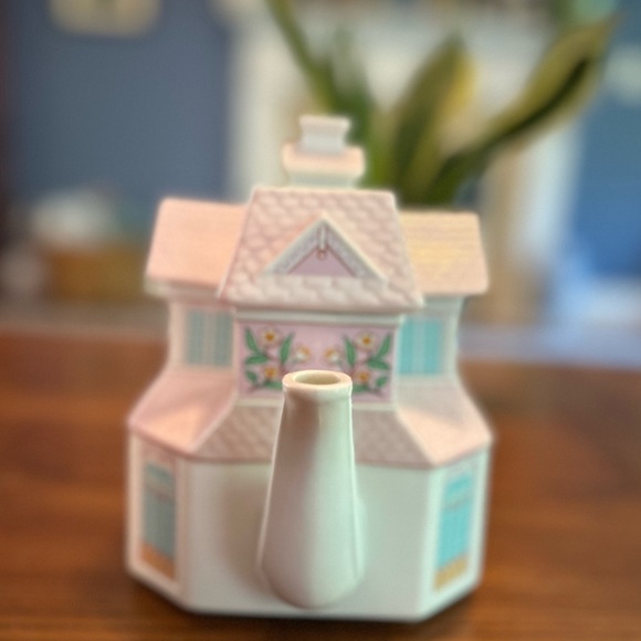 Lenox Village Collection Village Tea Room Teapot in EUC - Picture 4 of 6